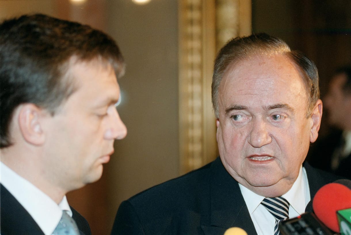 Egy-két kupica, kis elbeszélgetés: Orbán így iktatta ki Torgyánt kétharmad nélkül is
