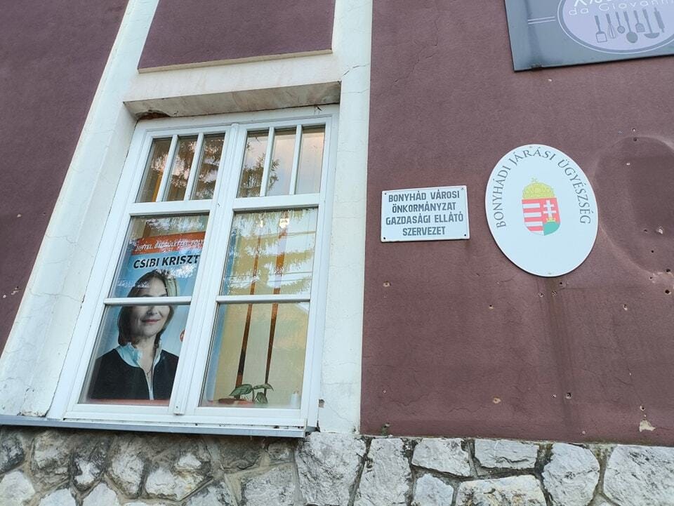 Bonyhádon az ügyészség címere mellett is a fideszes jelölt plakátja mosolyog vissza