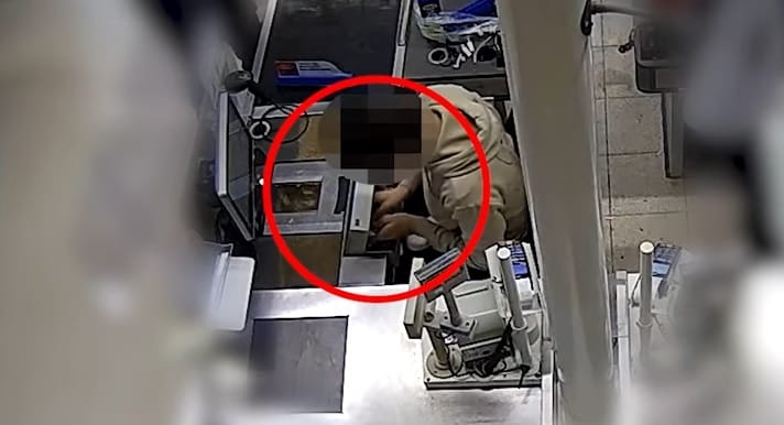 Tíz hónap alatt 5,6 milliót nyúlt le a kasszából a Tesco egyik pénztárosa – videó