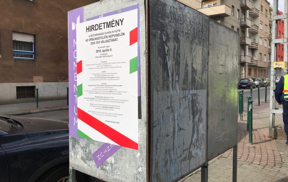 Sikerült egy választási hirdetménnyel letakarni a Momentum plakátját