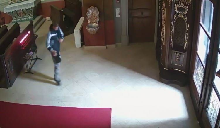 Perselyt lopott a templomból, de hiába meresztgette a szemét, nem vette észre a biztonsági kamerát