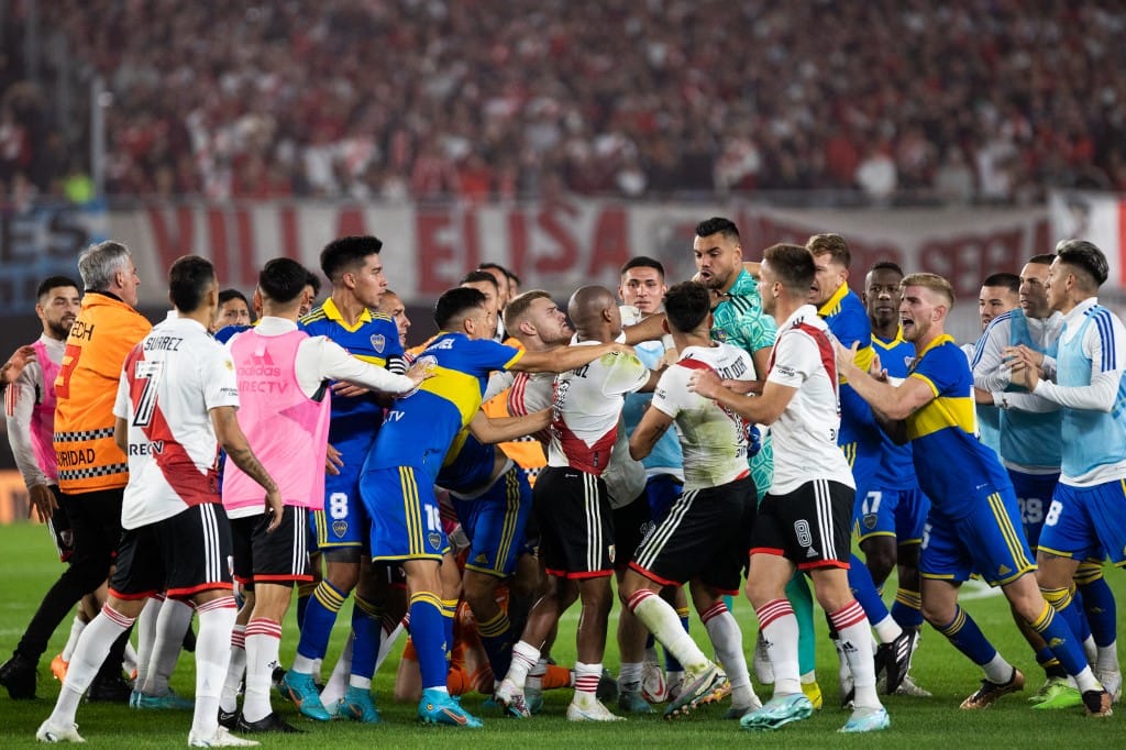 Hatalmas tömegverekedéssel fejezték be az argentin El Clásicót – videó