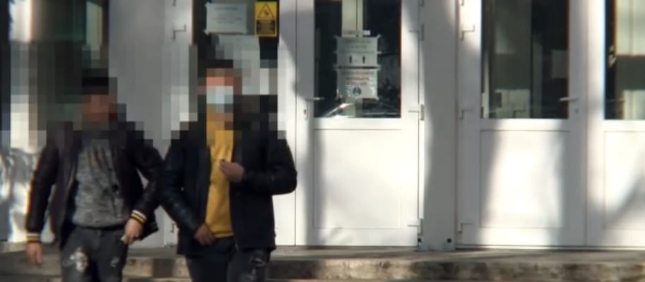 Letérdeltette, majd gumibottal verte a gyerekeket egy iskolaőr Nyíregyházán