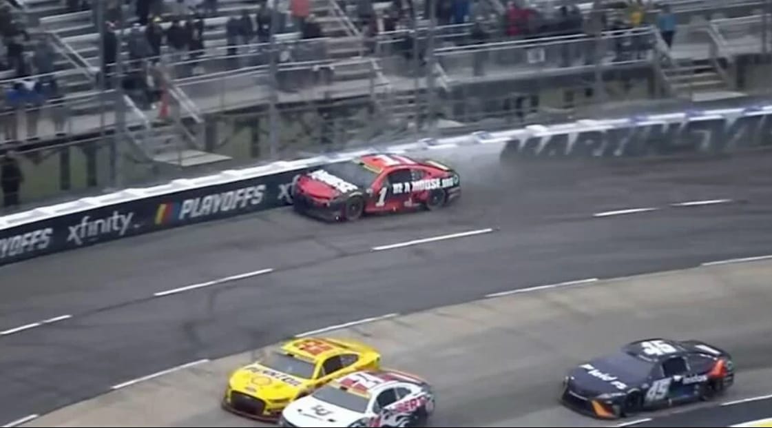 Videó: Olyan trükköt vetett be egy autóversenyző a Nascar-futamon, amit csak videójátékokban látni
