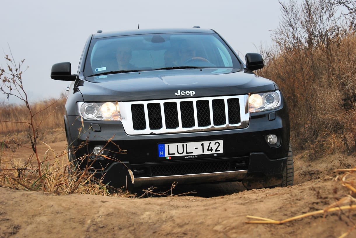 Jeep Grand Cherokee terepen: mint kés a vajban