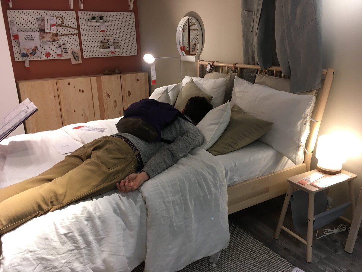 Egy brit IKEA megengedte, hogy ott aludjanak a dugó miatt haza nem jutó autósok
