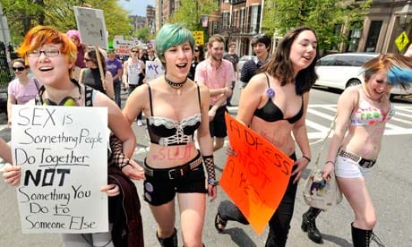 Túl szexi lányok az utcán – a Slutwalk eléri Londont és Amszterdamot