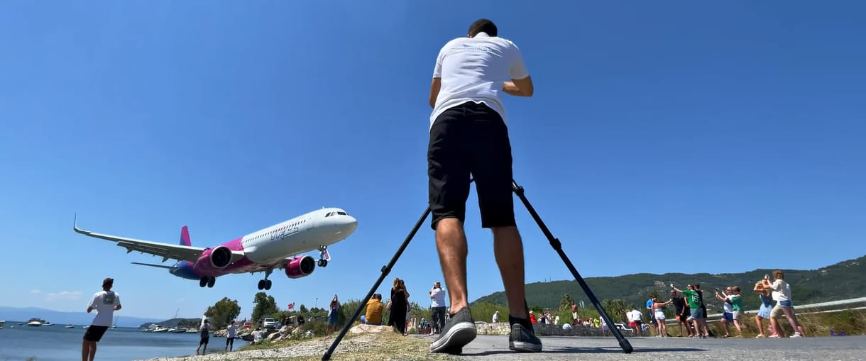Szinte súrolta a turisták fejét a rekordalacsonyan landoló Wizz Air-gép – videó