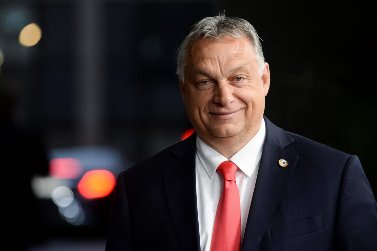 Kizárólag Orbán Viktor dicsőségét zengik a róla írt könyvek