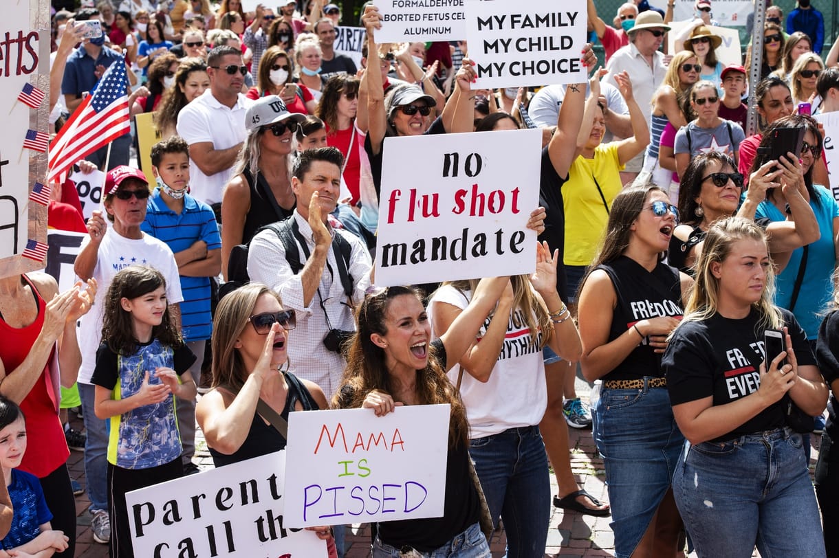 A kötelező influenzaoltás ellen tüntettek Bostonban
