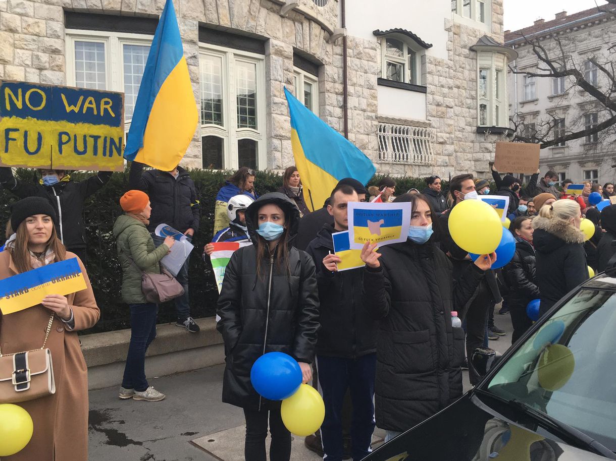 „Putyin gyilkos”: az orosz nagykövetség előtt tüntetett a hazai ukrán közösség
