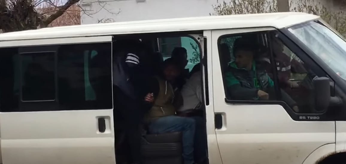 20k22: Az egyik karcagi körzetben buszoztatást vett videóra egy szavazatszámláló, megfenyegették 
