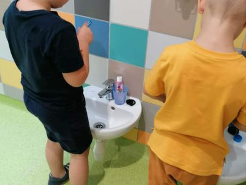 Átszerelték az iregszemcsei ovisok liliputi mosdókagylóit
