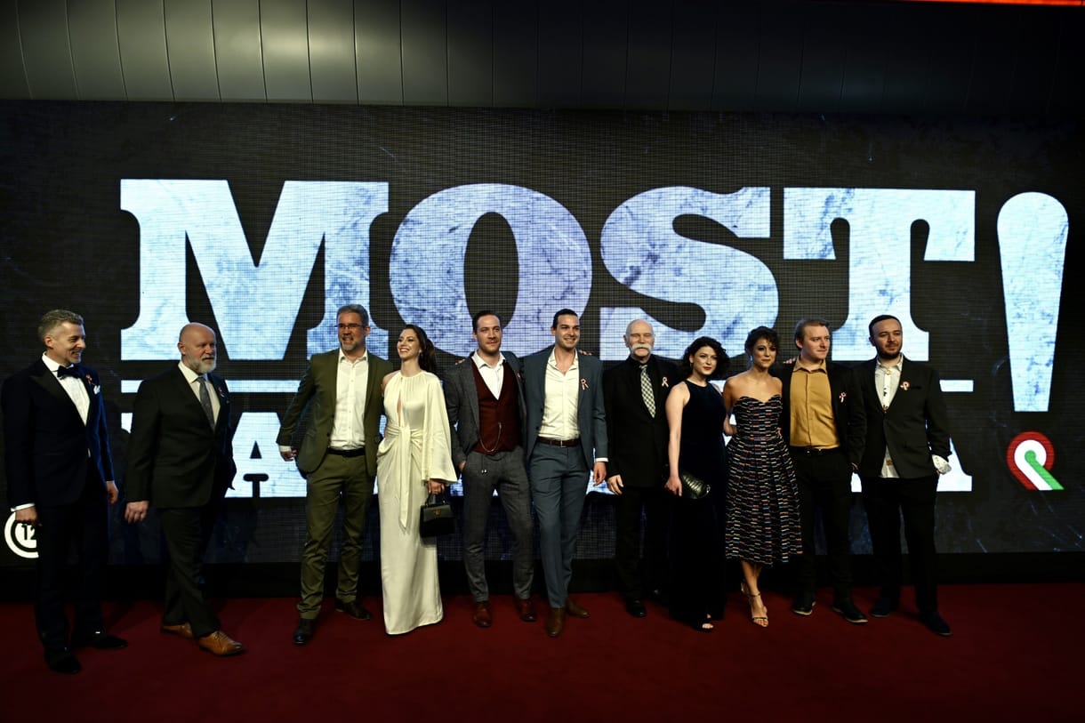 Kokárdával a moziban: ilyen volt a Petőfi-film vörös szőnyege