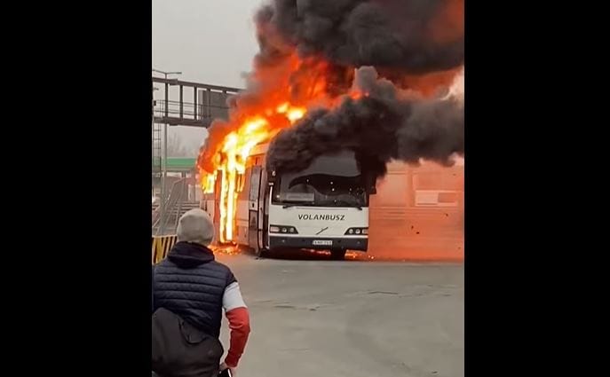 Lángba borult egy busz az egyik budaörsi benzinkút közelében – videó