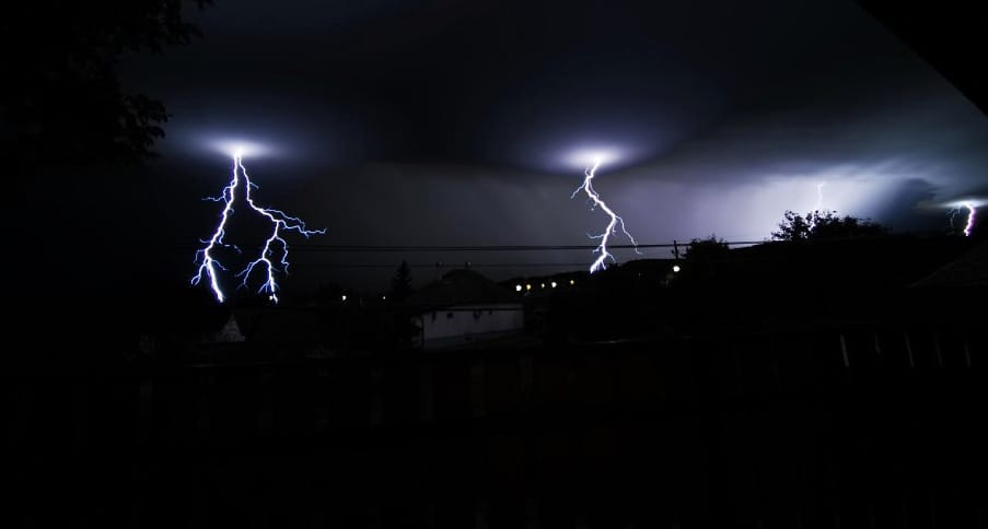 Pénteken is nagy szükség lesz az esernyőkre, kora este zivatarzóna érkezik
