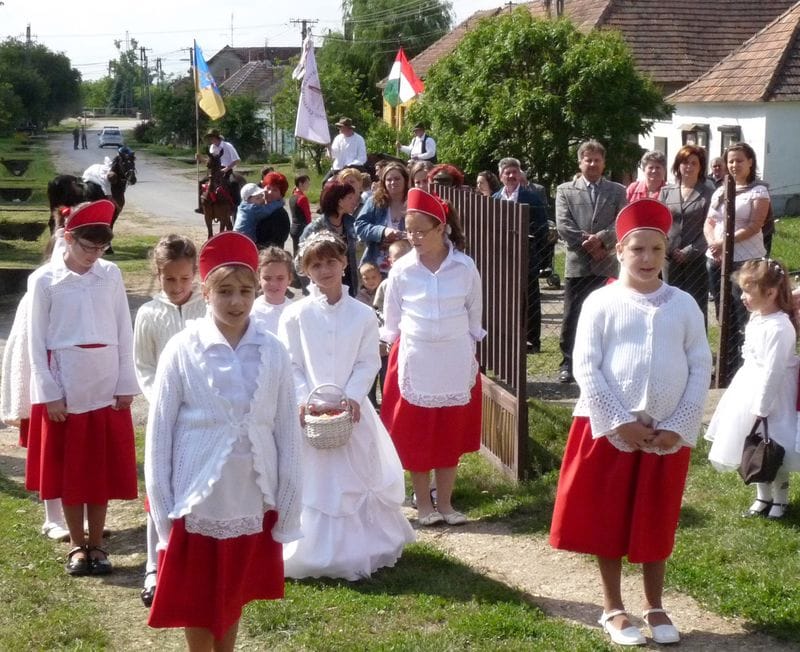 Az udvarlásról is szól a pünkösd