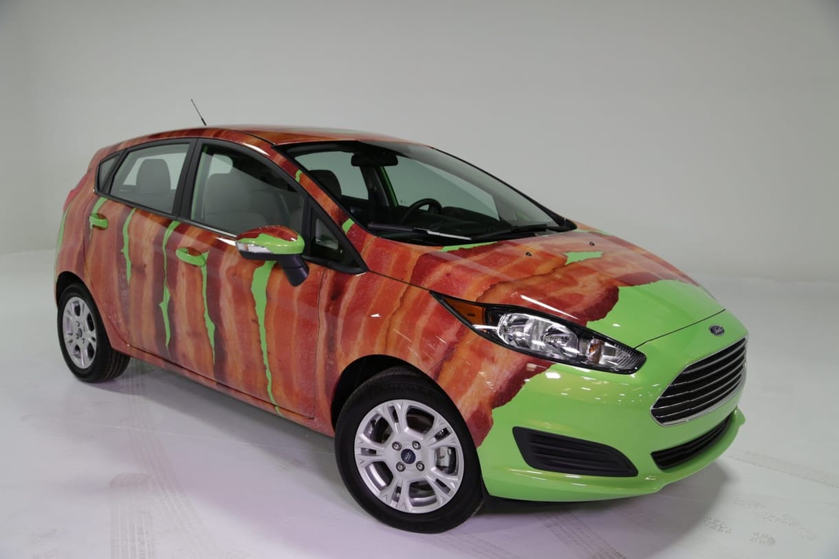 Ki rendelt szalonnába tekert Ford Fiestát?