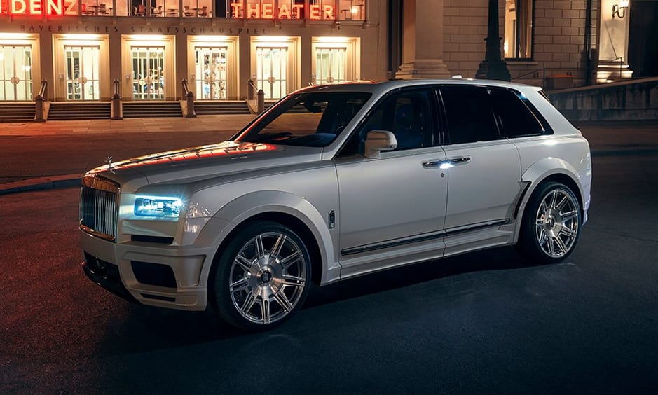 Így száguld az autópályán egy 685 lóerős Rolls-Royce SUV – videó