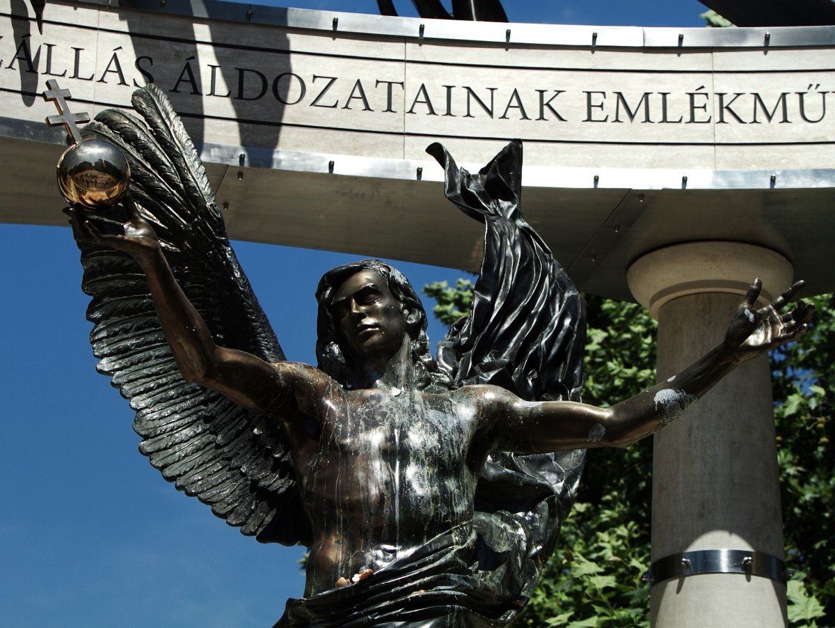 Kaszáljunk nagyot a Szabadság téri emlékművel!
