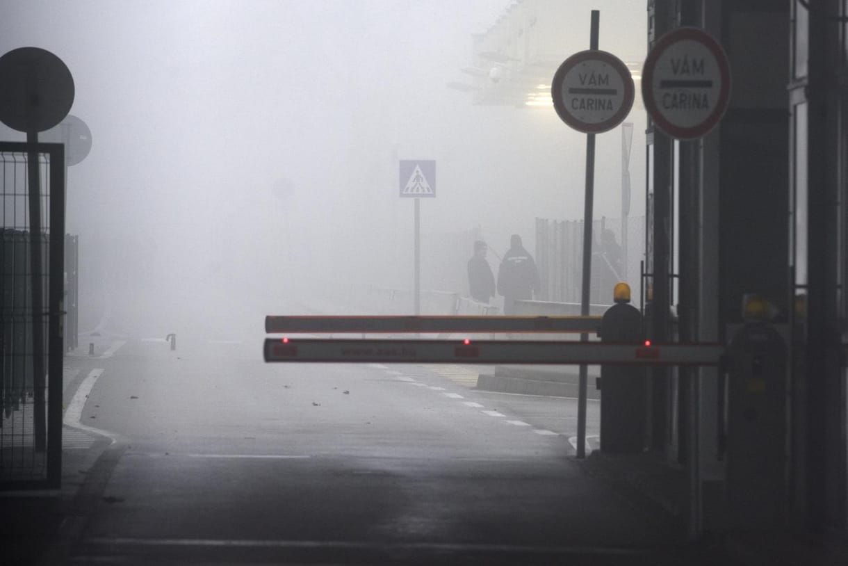 Jogellenes lehet, hogy menedékkérőket tartanak őrizetben a röszkei tranzitzónában