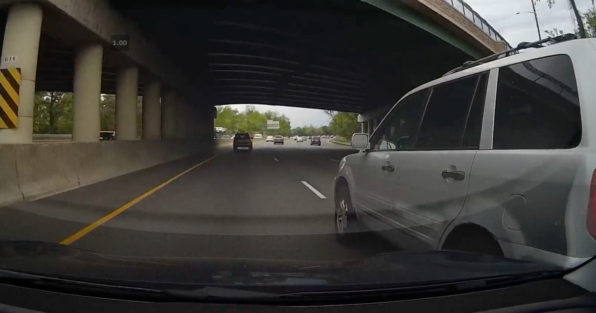 Így előzi meg a karambolt a Tesla Model 3 – videó