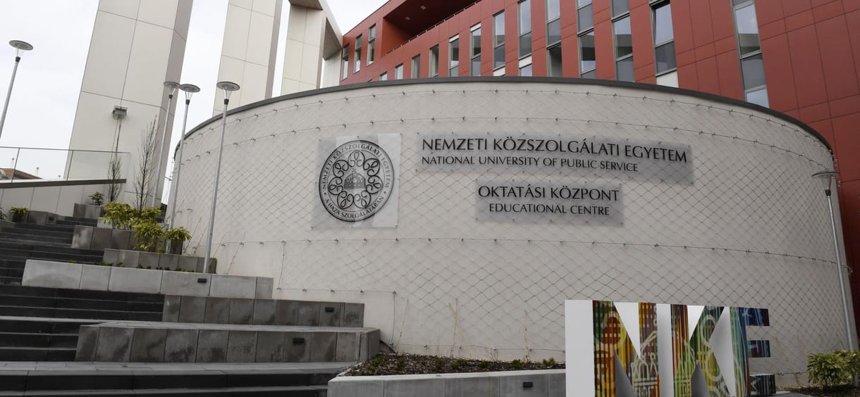 Visszautasítja Hadházy Ákos vádjait a Nemzeti Közszolgálati Egyetem