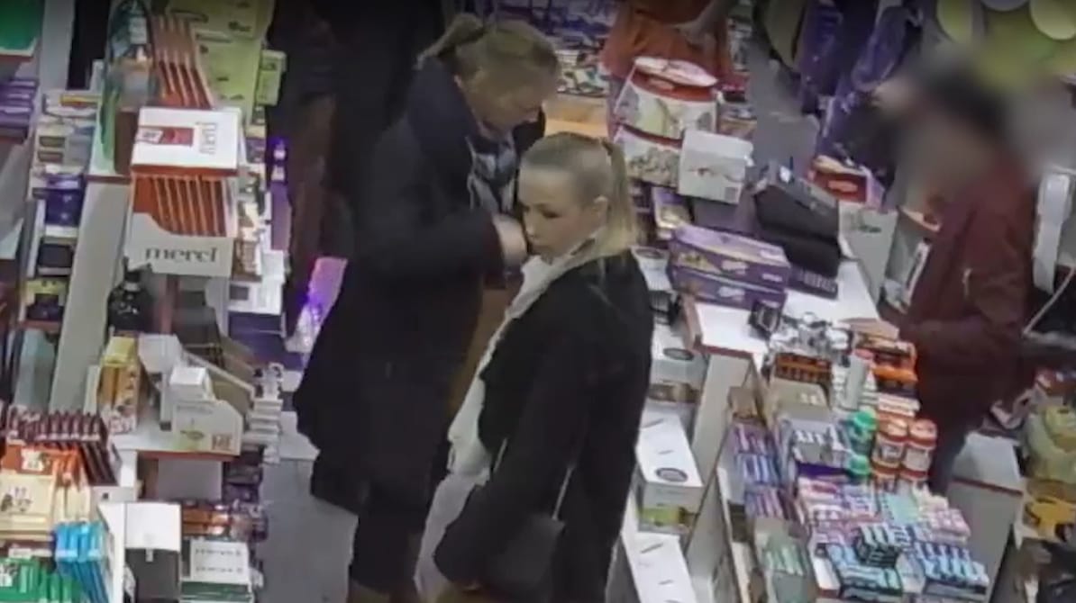 Jól szituált nőket keres pénztárcalopás miatt a rendőrség – videó