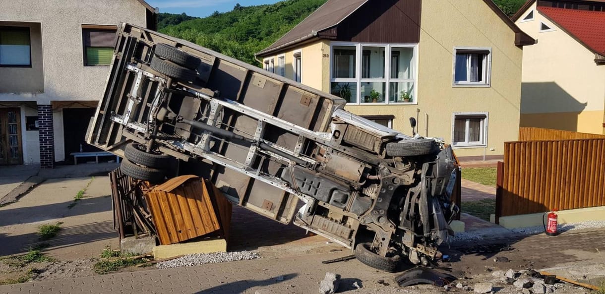 Ellopott egy teherautót egy 17 éves srác, majd beborult vele egy ház udvarába