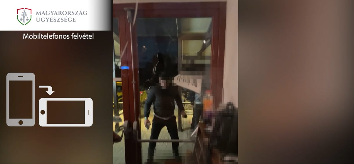 Egy részeg férfi sörösüveggel törte be egy tatai bár ajtaját – videó