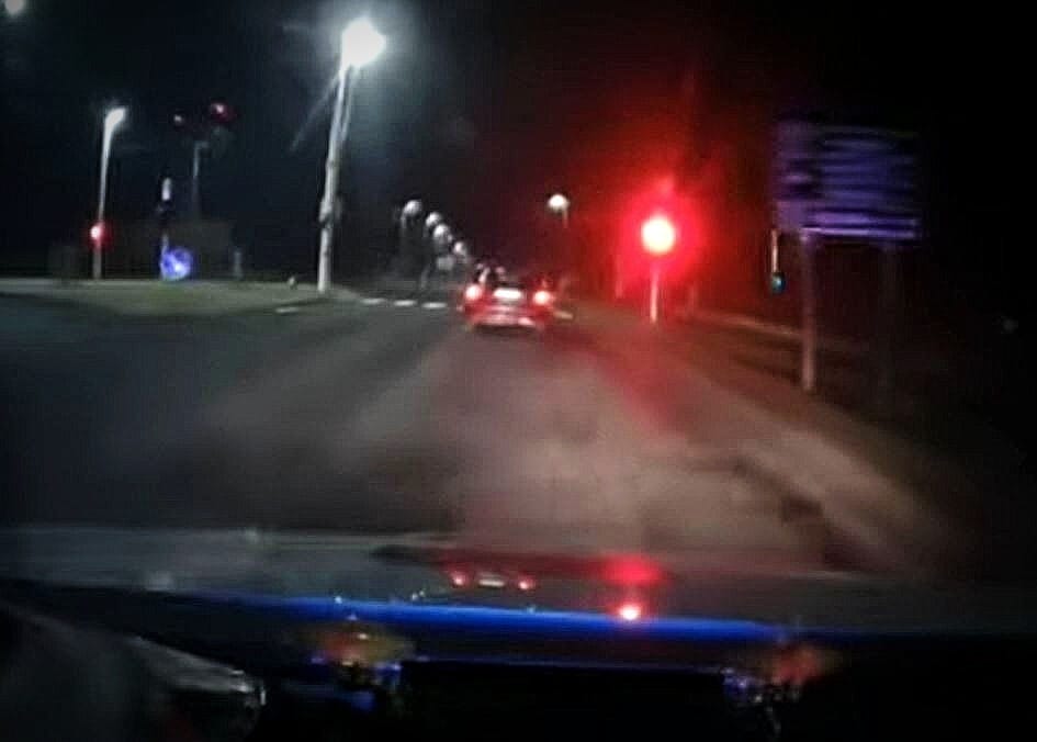 Kölcsön vett egy autót, majd a rendőrök elől menekült egy tini Sümegen