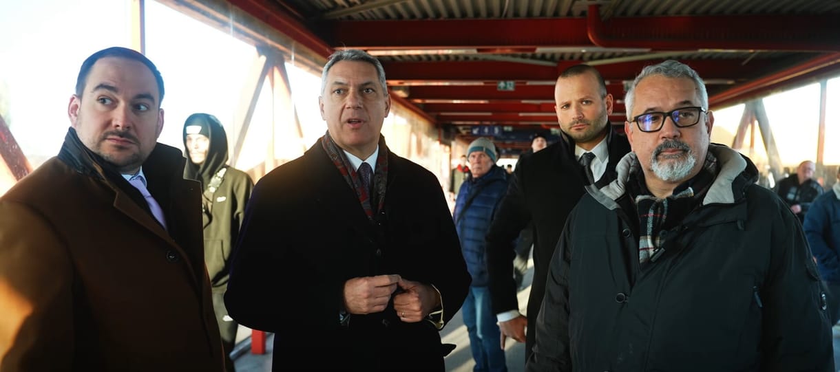 „Nyugalom! Nyugalom!” – mondta Lázár János a Kökin egy üvöltöző férfinak, akit az egész slepp ledermedve nézett