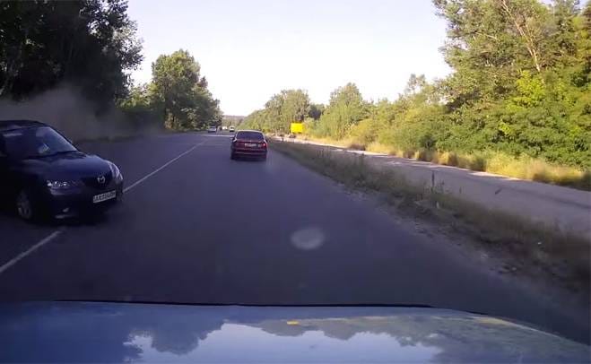 Videó: Így bombáz ki az útról egy Mazda egy Mitsubishi Pajerót