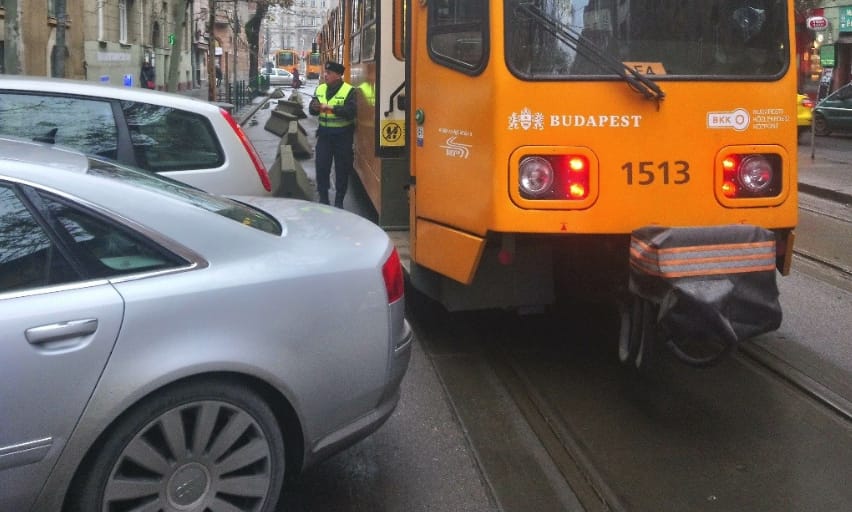 A nap fotója: szabálytalanul parkoló Audi A8 miatt állt az 51-es villamos