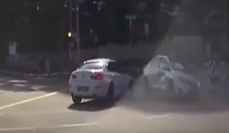 Karambolozó szellemautót vettek videóra – önnek van tippje, honnan került oda?