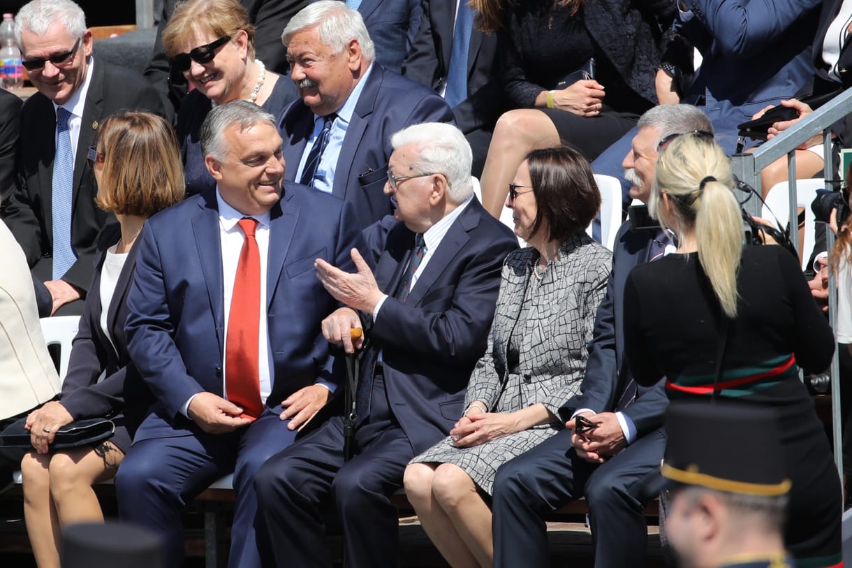 Orbán videóval emlékezett meg Novák Katalin beiktatásáról, de végig őt mutatta a kamera