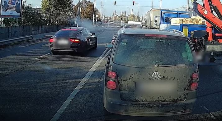 Videó: Szembe sávban nyert időt, a kocsisort és a piros lámpát is letudó autós a Soroksári úton