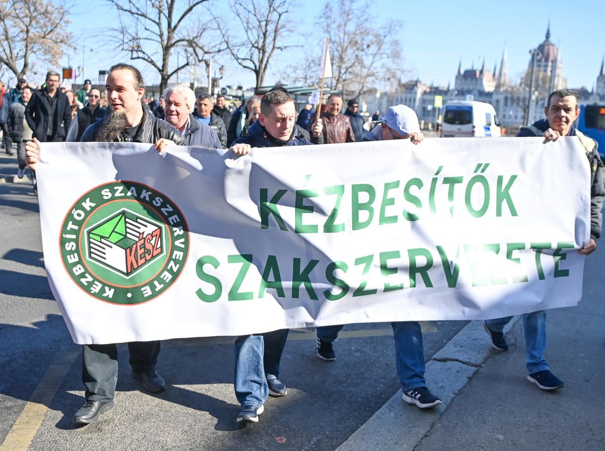 Azonnali béremelésért tüntettek a postások Budapesten