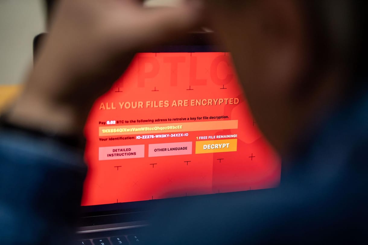 Mint a moziban: túsztárgyalók alkudoznak a számítógépes rendszerekért a hackerekkel