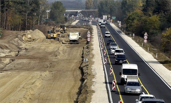 Ezért van óriási dugó minden reggel az M2-esen - fotók