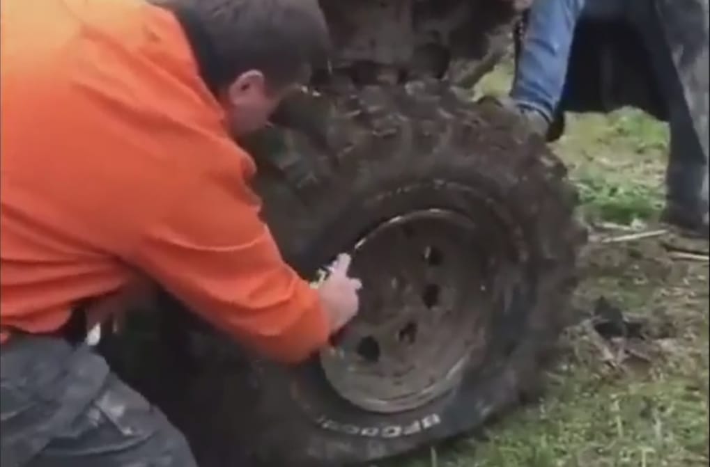 Zseniális trükk: így kell feltenni 10 másodperc alatt a felnire a gumit, ha nincs hozzá kompresszor – videó