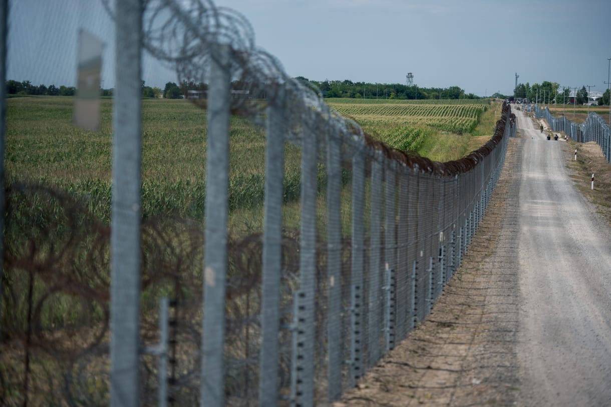 BVOP: Migránsok támadták meg a határkerítést építő rabokat