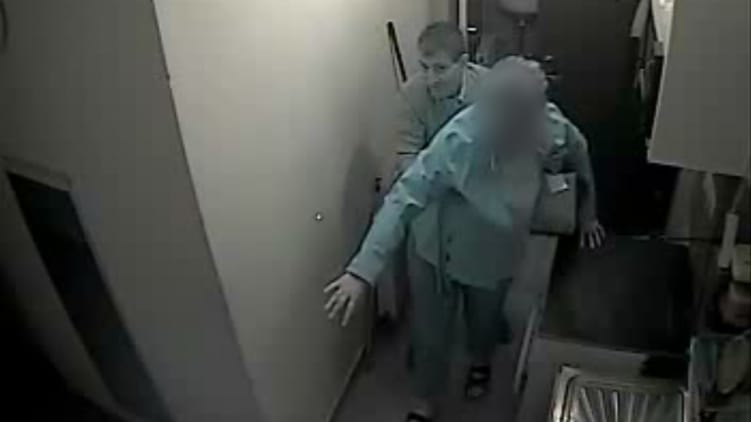 Beginázta a nőt, majd a lakására ment és kirabolta