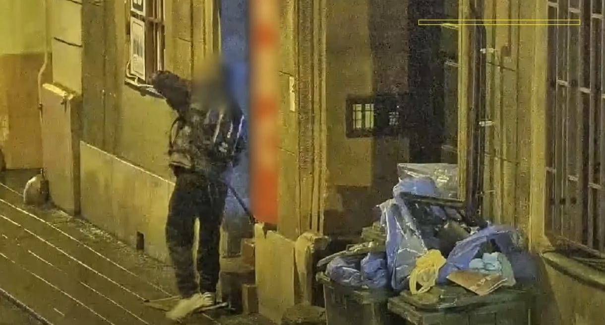 Hiába bújt a kukák mögé a betörő, lebuktatta a kamera - videó