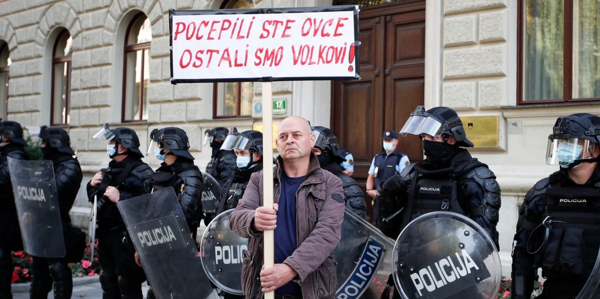 A szlovén kormány mozgáskorlátozást vezet be több városban a tiltakozások miatt