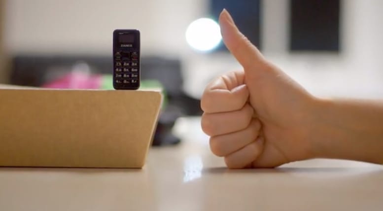Alig lehet látni: ez most a világ legkisebb mobiltelefonja