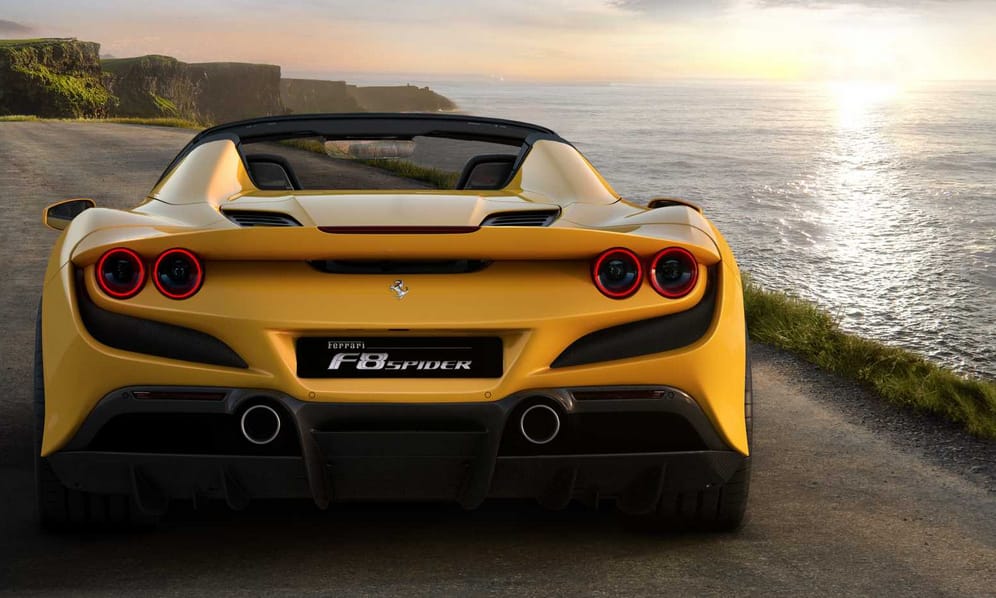 Itt a legújabb Ferrari, a szélvész gyors, nyitott tetős F8 Spider