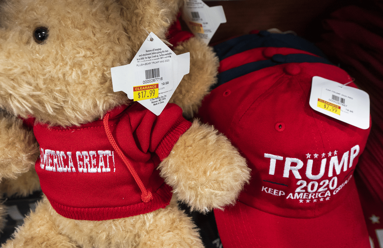 Már féláron árulja Trump piros sapkáját a Fehér Ház ajándékboltja