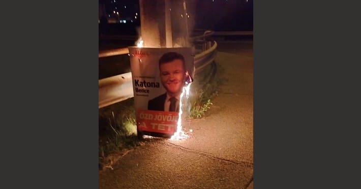 Felgyújtották a Fidesz választási plakátjait Ózdon