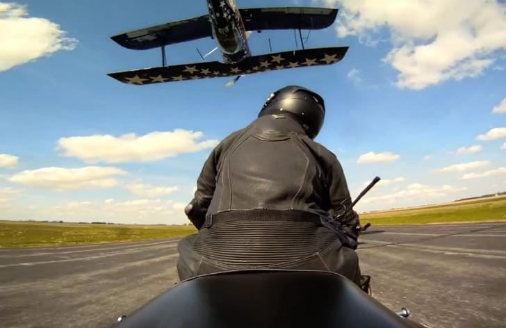 Őrület: egy motor nyergéből markolt rá a repülőgép farkára (videó)